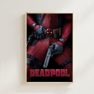 Może przedstawiać: Plakat przedstawiający zbliżenie Deadpoola, superbohatera w czerwono-czarnym stroju, trzymającego broń. Na plakacie widnieje napis "DEADPOOL" dużymi czerwonymi literami na dole.