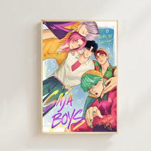 Könnte beinhalten: Ein gerahmter Kunstdruck mit einer Illustration von fünf Charakteren im Anime-Stil. Das Kunstwerk zeigt den Text "THE SAJA BOYS" in einer lebendigen, stilisierten Schriftart, und der Satz "YOU'RE MY SODA POP!" ist ebenfalls sichtbar. Die Farbpalette umfasst Rosa, Gelb und Grün.