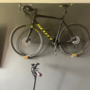 Mångsidig väggmonterad cykelhållare - Perfekt för racer-, grus- och MTB/XC-cyklar | Väggmonterad cykel | Cyklar