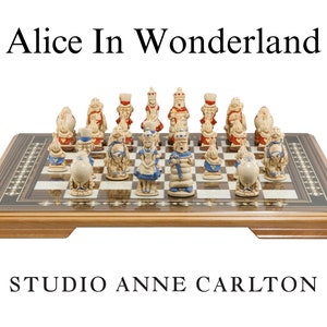 Juego de piezas de ajedrez - Alicia en el país de las maravillas, pintado a mano - Fabricado en Inglaterra por Studio Anne Carlton