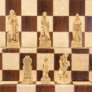 Jesmonite Elfenbein & Burgund Schachfiguren Set - Celtic VS Viking