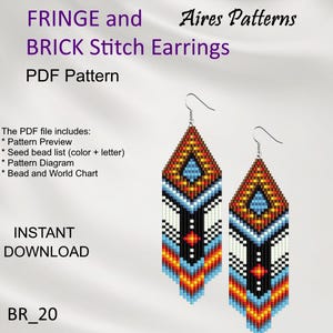 Op de afbeelding: Twee gefranjerde oorbellen met een geometrisch ontwerp. De oorbellen hebben een ruitvorm met een mix van kleuren, waaronder rood, oranje, blauw, zwart en wit. De tekst op de afbeelding luidt "FRINGE and BRICK Stitch Earrings PDF Pattern".