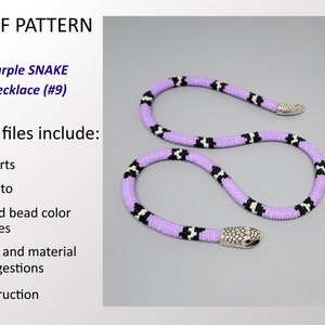 Könnte beinhalten: Eine lila Perlenkette in Schlangenform mit schwarzen und weißen Akzenten. Die Halskette hat einen silbernen Verschluss und ist in Form einer Schlange gestaltet. Das Bild enthält auch den Text "PDF PATTERN" und "Purple SNAKE Necklace (#9)".