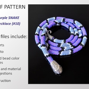 Puede incluir: Un collar de serpiente de cuentas de color morado, azul, negro y blanco. El collar está enrollado y tiene un cierre de cabeza de serpiente plateado. La imagen incluye el texto "PDF PATTERN Purple SNAKE Necklace (#10)" y una lista del contenido de los archivos PDF.