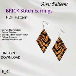 Op de afbeelding: Een paar diamantvormige brick stitch oorbellen met een zwart-oranje tijgerstreepmotief. De afbeelding bevat de tekst "BRICK Stitch Earrings PDF Pattern" en "INSTANT DOWNLOAD".