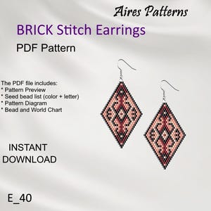 Könnte beinhalten: Zwei rautenförmige Brick-Stitch-Ohrringe mit einem geometrischen Muster in Rosa-, Rot- und Schwarztönen. Die Ohrringe hängen an silberfarbenen Haken. Das Bild enthält auch Text, der "BRICK Stitch Earrings PDF Pattern" lautet.