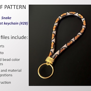 Pode incluir: Um chaveiro de pulso de cobra com contas, com um anel de chave dourado. O chaveiro é feito com contas pretas, brancas e douradas. O padrão é um design de pele de cobra. A imagem inclui o texto "PDF PATTERN Snake wristlet keychain (#28)" e uma lista dos arquivos PDF incluídos.