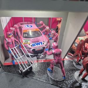 40 Pit crew mechanics, scale 1/32