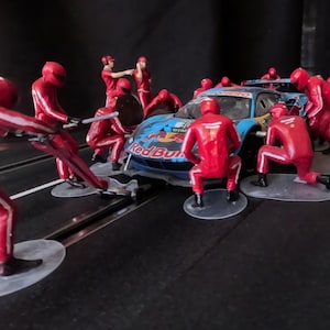 17 STLs of Formula 1 Pit Crew in 1/32 scale