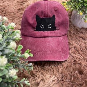 刺繍入りの覗く黒猫の刺繍入り野球帽、猫ママの刺繍入り帽子、調節可能なヴィンテージパパ帽子、かわいい猫好きへのギフト