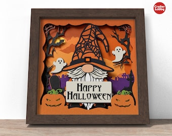 Puede incluir: Una obra de arte en papel con temática de Halloween enmarcada. Presenta un gnomo con un sombrero de bruja con diseño de telaraña, sosteniendo un letrero que dice "Happy Halloween". La obra incluye fantasmas, calabazas y un fondo naranja y morado espeluznante.