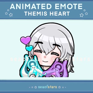 Puede incluir: Emoticono animado con un personaje de pelo blanco, ojos cerrados y una sonrisa, sosteniendo dos pequeñas criaturas de colores. El texto "THEMIS HEART" está por encima del personaje.