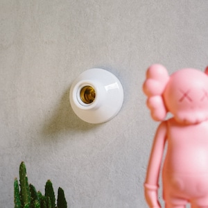 Porcelain lamp holder 02 – wall mount for E27 light bulb / white