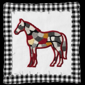 Peut inclure: Ensemble de trois mugs en céramique avec une finition mate et mouchetée. Les tasses sont de couleur crème, gris clair et gris foncé. Chaque mug a un design simple et minimaliste avec une anse arrondie.