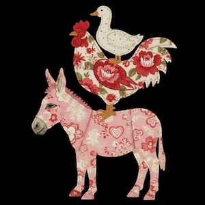 Peut inclure: Illustration fantaisiste d'un âne, d'un coq et d'un canard empilés. L'âne est rose avec un motif floral, le coq a un motif floral avec des fleurs rouges et le canard est blanc avec de petits points. Le fond est noir.