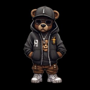 Pu&ograve; includere: Un orsacchiotto di peluche marrone che indossa una felpa con cappuccio nera con cerniera, un berretto da baseball nero con una lettera 'I' bianca sopra e occhiali da sole. La felpa con cappuccio ha una lettera 'M' bianca sul davanti e un piccolo ciondolo a forma di orsacchiotto sulla cerniera. L'orsacchiotto indossa pantaloni marroni e scarpe da ginnastica bianche e nere.