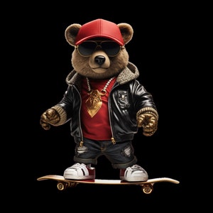 Pu&ograve; includere: Un orsacchiotto di peluche marrone che indossa un berretto da baseball rosso, una giacca di pelle nera, una camicia rossa, jeans blu e occhiali da sole. L'orso &egrave; su uno skateboard dorato con ruote nere.