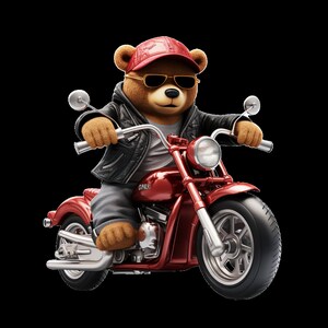 Pu&ograve; includere: Un orsacchiotto marrone con un berretto da baseball rosso e occhiali da sole sta guidando una moto rossa. La moto ha uno scarico cromato e una sella in pelle nera.