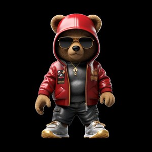 Pu&ograve; includere: Un orsacchiotto di peluche marrone che indossa una giacca rossa con cappuccio con dettagli dorati, occhiali da sole neri e jeans blu. L'orso indossa una collana a catena dorata con un ciondolo a forma di chiave.