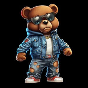 Pu&ograve; includere: Un orsacchiotto di peluche marrone che indossa una giacca di jeans blu, jeans strappati e occhiali da sole. L'orso ha una collana con catena d'oro e un'espressione seria.