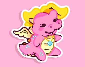 Puede incluir: Un dragón rosa de dibujos animados con pelo y alas amarillas, que lleva un collar de oro con una gema azul. El dragón sonríe y tiene un contorno blanco.