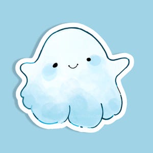 Könnte beinhalten: Ein hellblauer Aufkleber mit einem Cartoon-Geist mit einem lächelnden Gesicht und schwarzen Augen. Der Geist hat ein wolkenartiges Aussehen mit weißem Umriss, vor einem hellblauen Hintergrund. Der Text "DoodlesByCon" ist sichtbar.