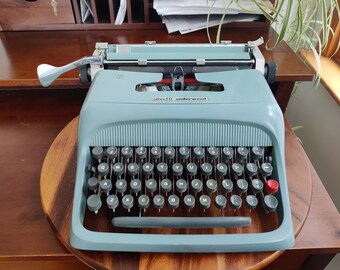 Excellent Olivetti Underwood Studio 44 Typewriter