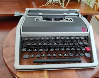 Stylish Olivetti Lettera 33 Ultra Portable Typewriter