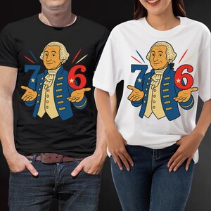 Op de afbeelding: Zwarte en witte t-shirts met een cartoonillustratie van George Washington met de cijfers 7 en 6. Het ontwerp omvat een blauwe jas, een witte pruik en een crèmekleurig vest. De shirts worden door twee personen gedragen.