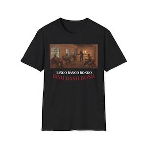 Puede incluir: Camiseta negra con una imagen rectangular que representa a un grupo de personas en una habitación. El texto "BINGO BANGO BONGO" está encima de "BISH BASH BOSH" en rojo. La camiseta es de un material suave.
