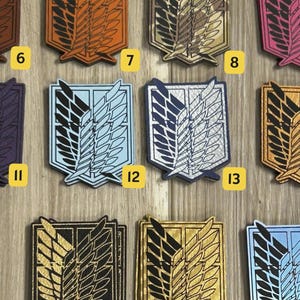 Attack on Titan, Bügelbild aus Kunstleder, wähle deine Farbe