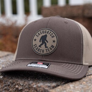 Richardson 112 Truckerkeps – Sasquatch-keps med läderlapp – Lasergraverad Bigfoot Snapback – Mesh-keps för utomhusbruk – Present till honom