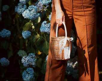 Small Wicker Basket with Lid - Vanilla, Jane Birkin Basket, Handwoven Top Handle Round Willow Basket, Picnic Basket, Woven Rattan Basket