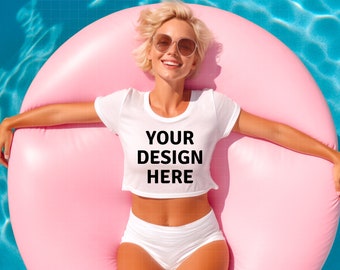 クロップトップ モックアップ、ホワイトレディース ゆったりクロップド T シャツ、夏休みプールパーティー T シャツ モックアップ、デジタル ダウンロード
