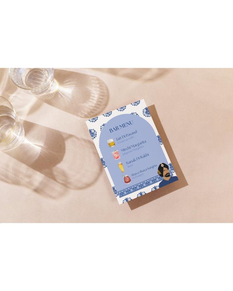 Op de afbeelding: Een kaart met een blauw-wit patroon met de tekst "BAR MENU" in een cirkel. De kaart vermeldt vier cocktails met illustraties: "Lait Di Pasand", "Mirchi Margarita", "Hanook Di Kaddi" en "Shaana Shaana Sangria".