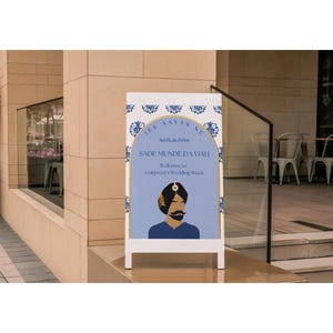 Op de afbeelding: Een wit bord met een blauw en gouden ontwerp. Het bord zegt "Jee Aayan Nu Sade Munde Da Viaah" en "Welkom bij Gurpreet's Wedding Week". Er is een cartoonillustratie van een man met een tulband.