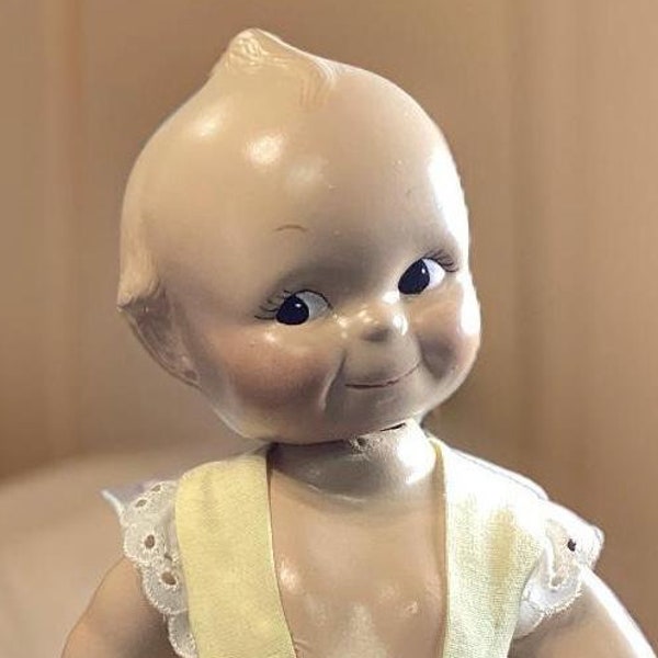 Vintage 1930s Rosie O’Neill Kewpie-Puppe - Kompositionskörper, Gelber Overall