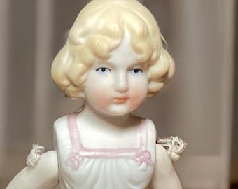 Antike Biskuitporzellan Chemise Puppe