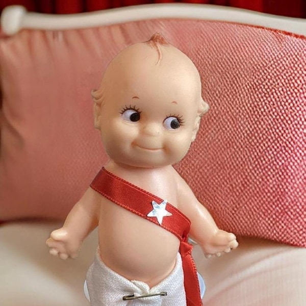 Muñeca Kewpie vintage de los años 50, de goma, con cinta roja
