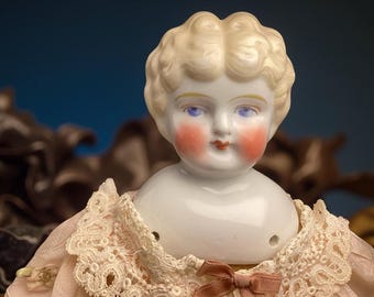 Exquisita muñeca antigua alemana de porcelana de 45 cm con extremidades de madera, botas talladas y tez sonrosada. Marcada con un "4".