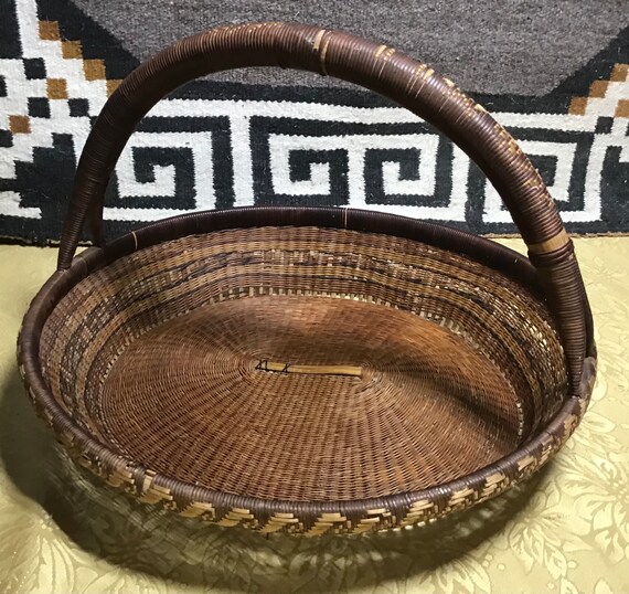 彫刻されたハンドルが付いた手作りのホピ族インディアンの編み込み穀物