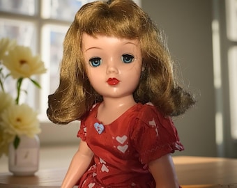 Vintage Miss Revlon-pop uit de jaren 50: rode jurk, blond haar, ideaal speelgoed