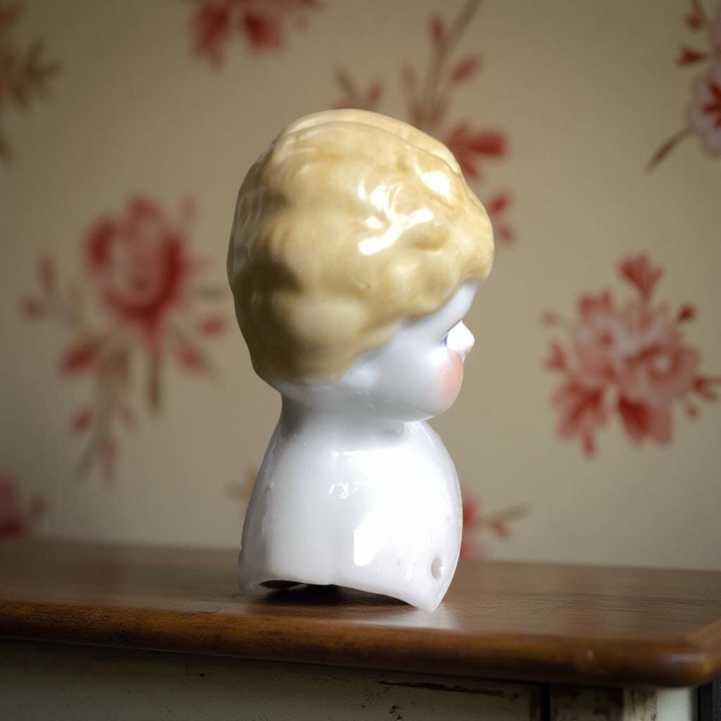 アンティークのドイツ製ブロンドチャイナヘッドドール – 繊細な女性的