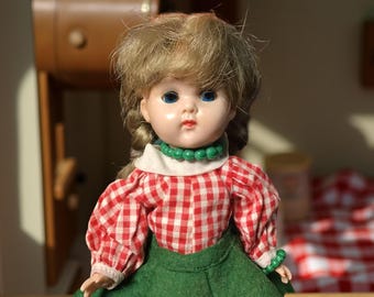 Bambola vintage Vogue Ginny Walker: camicetta a quadri rossi, gonna verde