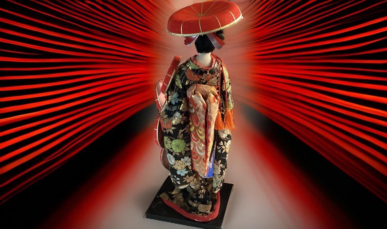 Vintage 1970s Japanese Geisha Doll: 