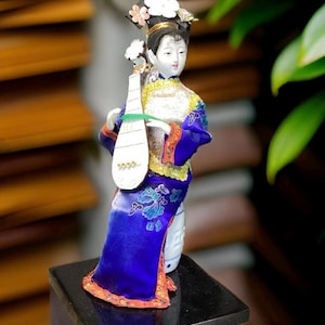 Japanese Geisha on Black Square Base