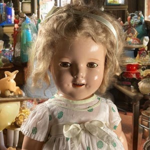 19-inch compositie Shirley Temple-pop van Ideal Toy Corporation – getagde groene jurk met stippen