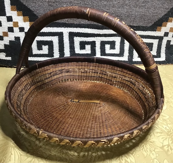 彫刻されたハンドルが付いた手作りのホピ族インディアンの編み込み穀物