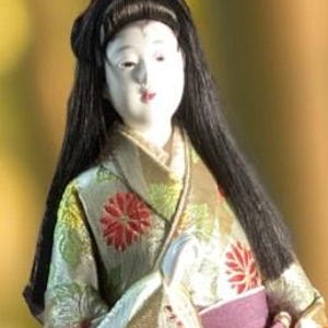 Vintage 12-Inch Japanese Geisha Doll – Elegant Kimono – Human Hair – Wooden Base – Excellent Conditio