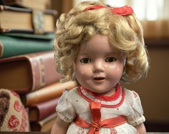 Bambola di composizione Shirley Temple vintage da 12 pollici di Ideal con tazza da caffè: abito originale e riccioli!